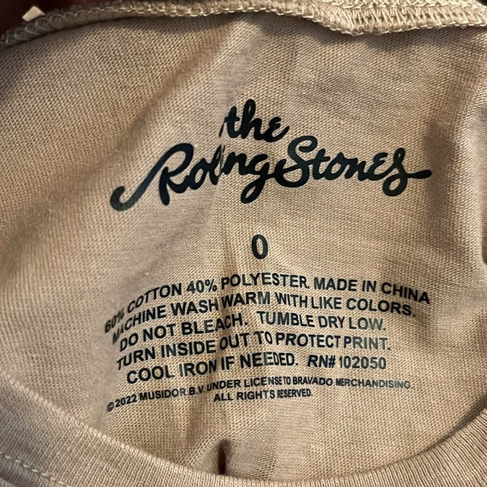 Torrid The Rolling Stones Tan Distressed Lip Graphic Shirt Modern Music Boho - Picture 9 of 10